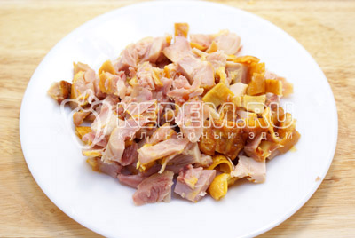 Отделить мясо от костей и кожи. Нарезать небольшими кубиками.