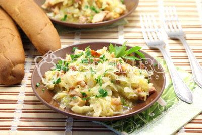 Тушеная капуста с копченной курицей