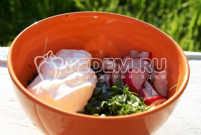 Заправить сметаной и посолить по вкусу.