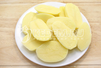 Нарезать картофель дольками