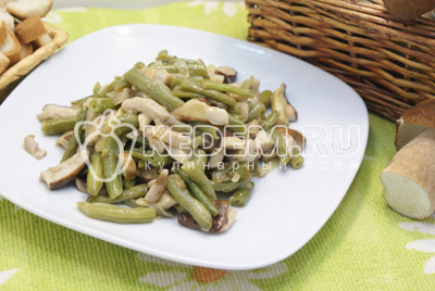 Белые грибы со стручковой фасолью
