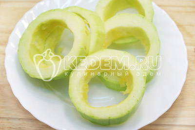 Кабачок очистить. Нарезать колечками вынуть мякоть. 