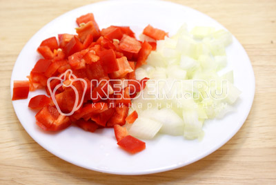Лук мелко нашинковать, перец нарезать кубиками. 