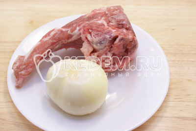 Мясо промыть, лук очистить. 
