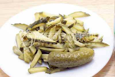 Маринованные огурчики нарезать соломкой