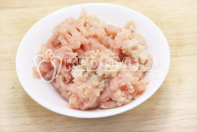 Куриное филе и лук пропустить через мясорубку. 