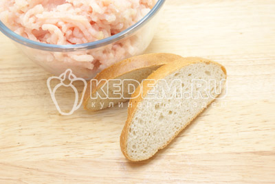 Пропустить филе и лук через мясорубку. В конце так же прокрутить ломтики батона