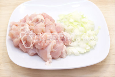 Куриное филе нарезать некрупными кусочками, лук мелко нашинковать