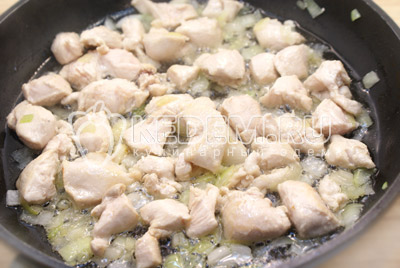 Разогреть в сковороде растительное масло и обжаривать курицу с луком в течении 2-3 минут