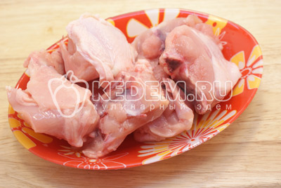 Курицу нарезать небольшими кусочками