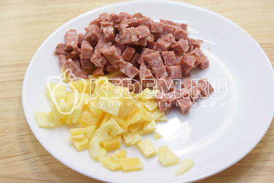 Сыр и колбасу нарезать небольшими кубиками.