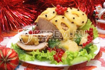 Мясо запеченное с ананасами