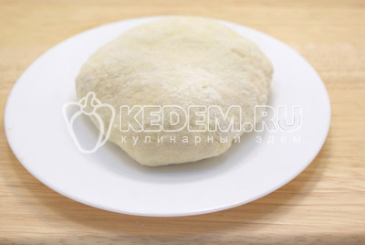 Добавить соль, сахар. Частями добавляя муку, замесить крутое тесто