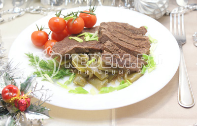 Отбивные из говядины томленые с луком и фасолью