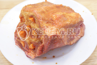 Хорошо обмазать мясо и выложить в рукав.. Фото приготовления новогоднего мяса с морковью на новогодний стол