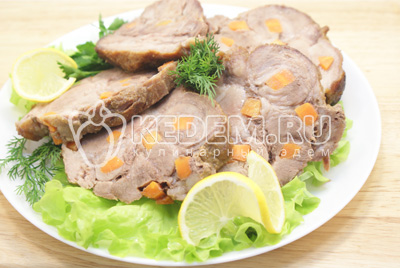 Готовое мясо немного остудить и нарезать порционными кусочками. . Фото приготовления новогоднего мяса с морковью на новогодний стол