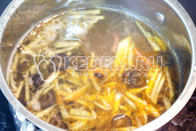 Всё мясо нарезать соломкой и добавить к овощам