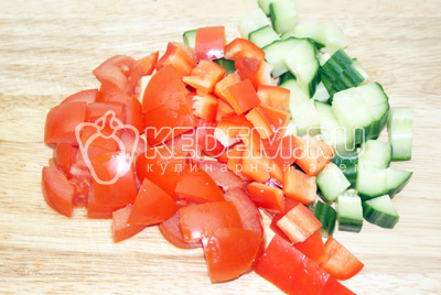 Овощи нарезать кубиком.