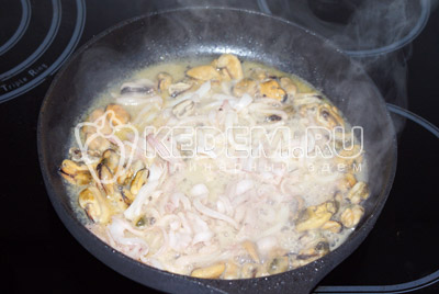 Обжарить на сковороде морепродукты. 