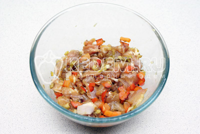 Смешать овощи с мясом курицу