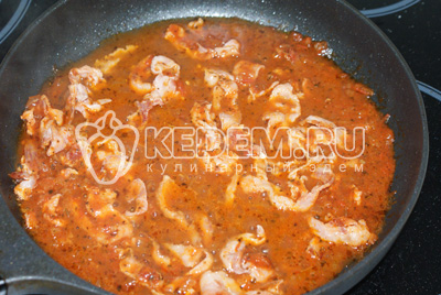 Помидоры перерубить блендером с добавлением соли, перца и базилика по вкусу. Добавить к бекону и выпаривать на среднем огне