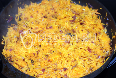 Морковь потрите и обжарьте с мелко нарезанным луком посолив и поперчив по вкусу