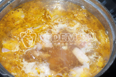 К картофелю добавить овощи, мясо и лавровый лист