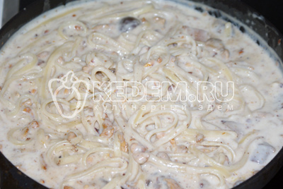 Соедините все вместе в глубокой сковороде и доведите до вкуса специями