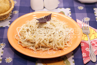 Паста с соусом бешамель и курицей