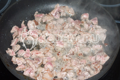 Мясо нарежьте мелким кубиком и обжарьте на растительном масле