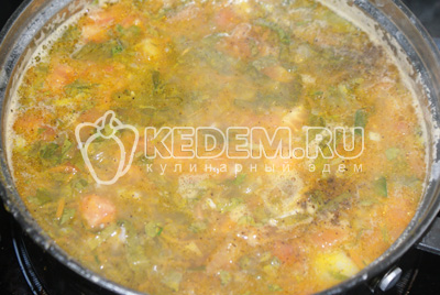 Когда картофель приготовится, добавить пассированные овощи и мелко рубленную черемшу. Перемешать. Поварить 2-3 минуты