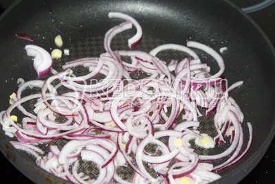 Лук нарезать полукольцами и пассеровать
