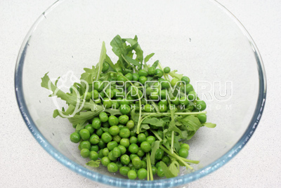 Зеленый горох смешайте с рукколой
