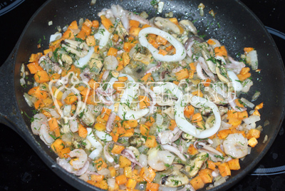 Добавить морской коктейль, соль и перец по вкусу, укроп и потушить