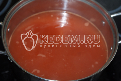 В кипящей подсоленной воде развести томатную пасту