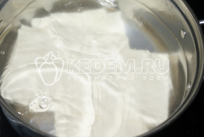 Листы лазании сварить в кипящей воде