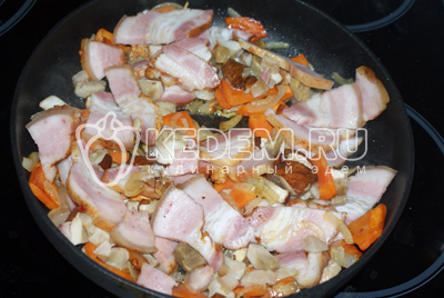 Добавить корейку к овощам. Посолить и поперчить по вкусу. Все немного обжарить на среднем огне