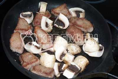 Добавить крупно нарезанные шампиньоны, соль и перец по вкусу