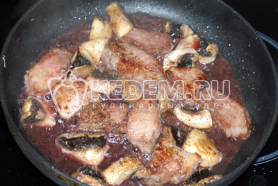 Когда мясо и грибы будут готовы добавить 1/2 стакана вина и выпарить