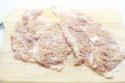 Отбить мясо, посолить и поперчить