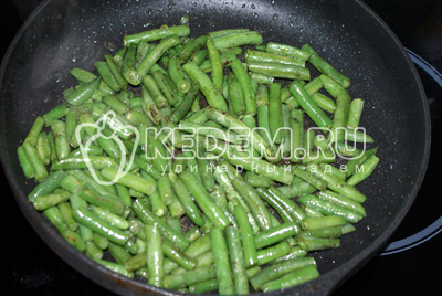 Фасоль немного обжарить на растительном масле с добавление по вкусу соли, базилика и перца