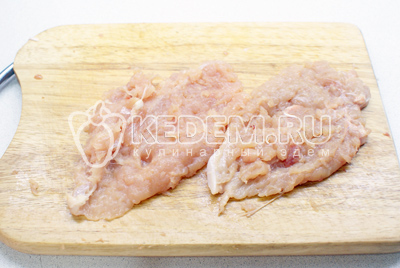 Куриную грудку порезать на 2 крупных кусочка. Отбить, посолить, поперчить. 
