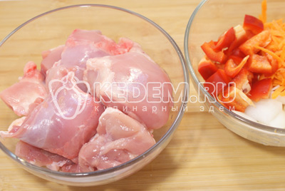 Курицу нарезать небольшими кусочками. Лук и перец крупно нарезать, морковь натереть на терке. 