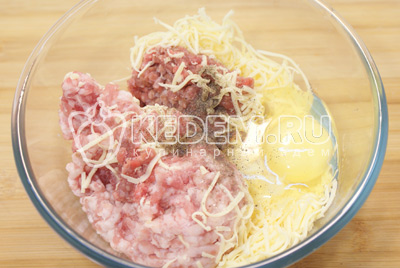 Добавить яйцо, соль и перец по вкусу