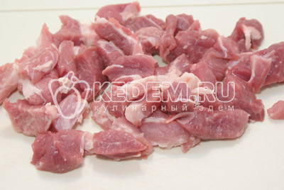 Мясо нарезать кусочками