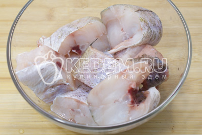 Рыбу очистить и нарезать порционными кусочками. 