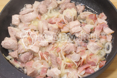 Обжарить с луком мясо и бекон 3-5 минут