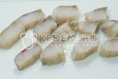 Филе рыбы нарезать небольшими кусочками