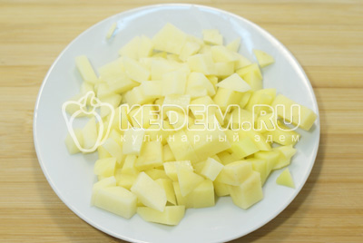 Картофель очистить и нарезать мелкими кубиками
