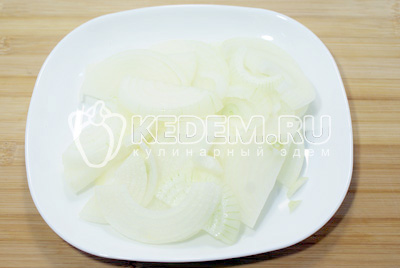 Лук крупно нарезать полукольцами. 